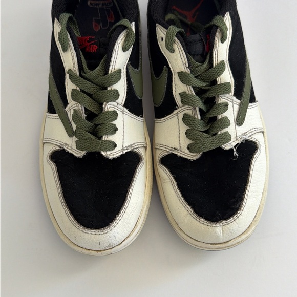 Nike Kids Travis Scott Low-Top Sneakers in Black, White & Olive. Size 3Y